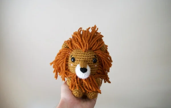 Anigurumi crochet lion with long mane.