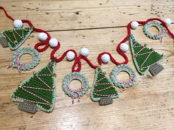Crochet christmas garland with Christmas trees and wreaths.