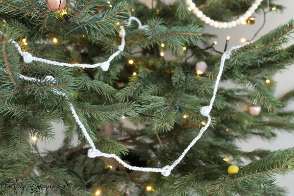 Simple crochet Christmas garland.