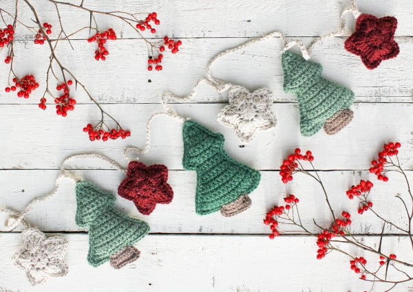 Crochet Christmas tree and stars garland.