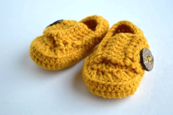 Crochted baby boy loafers with button detail.