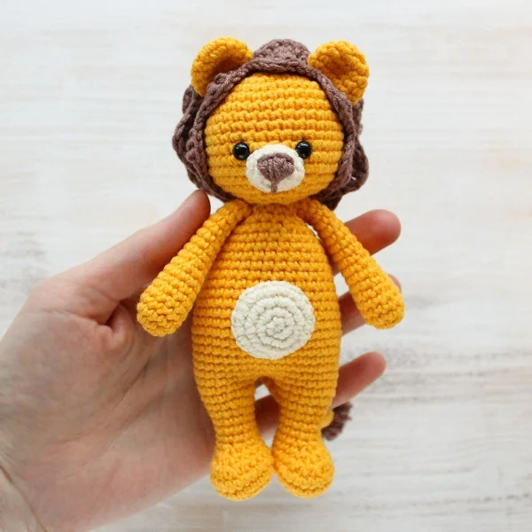 Cute and cuddly crochet lion amigurumi.