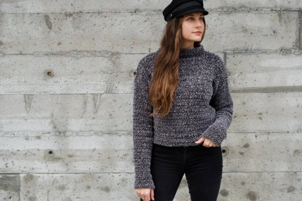Gray crochet mock-turtleneck cropped lenght sweater.