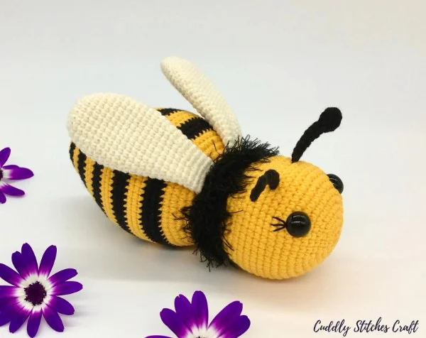 Crochet bee with a hairy neck.