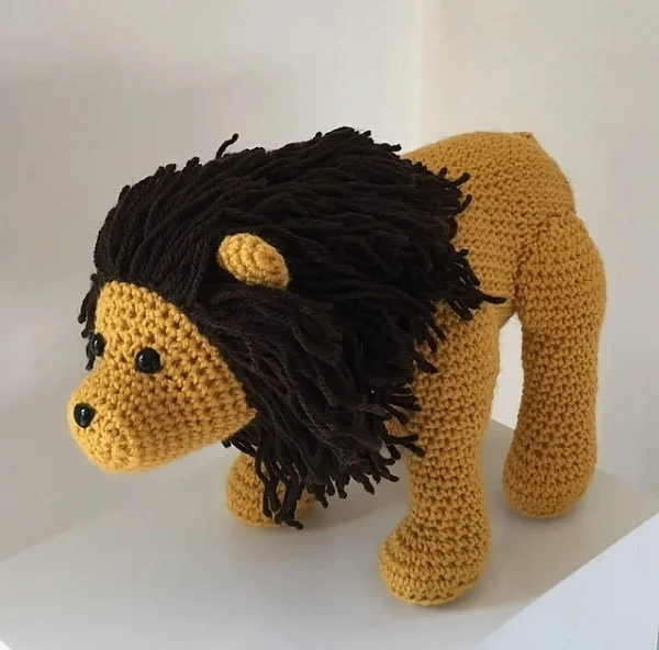 Standing amigurumi lion.