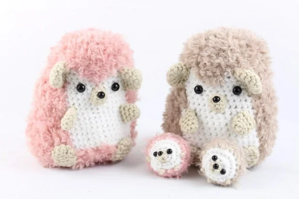 Crochet hedgehogs with babies.