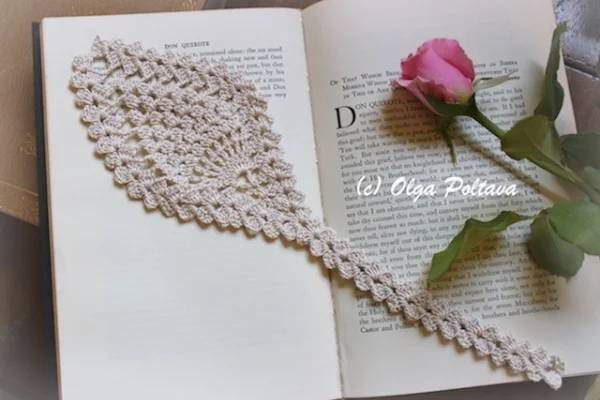 Lacy pineapple crochet bookmark.