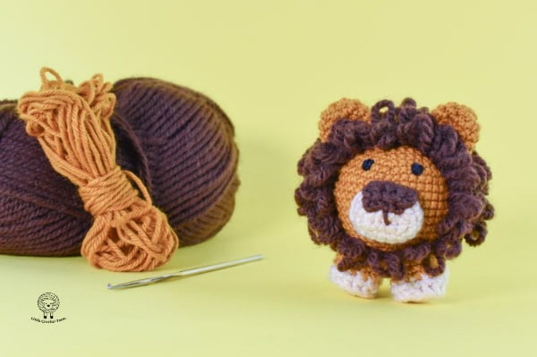 Small amigurumi lion with looped yarn mane.