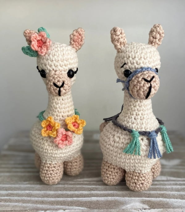 A boy crochet llama and a girl crochet llama.