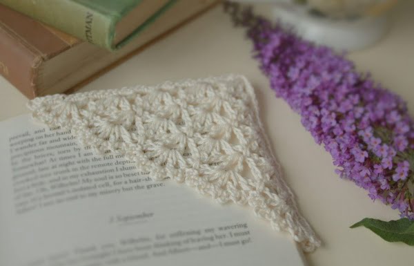 Crohet lace corner bookmark.