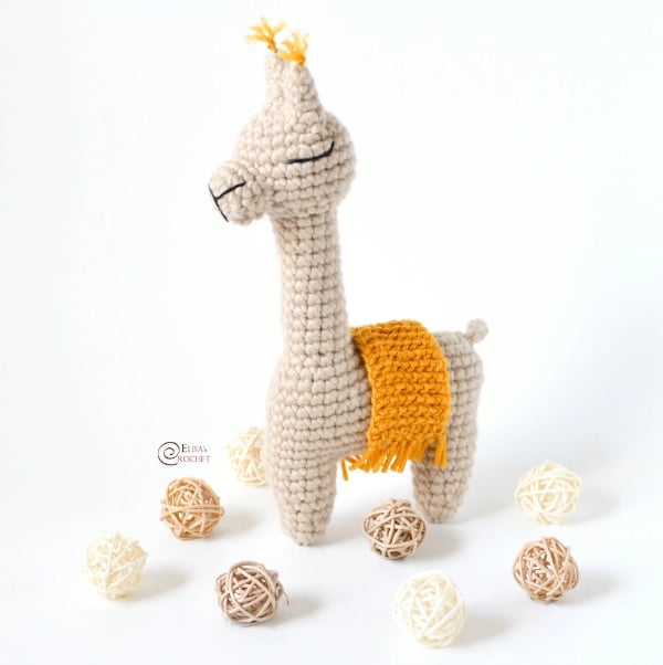 Stadning crochet alpavca with yellow saddle blanket.