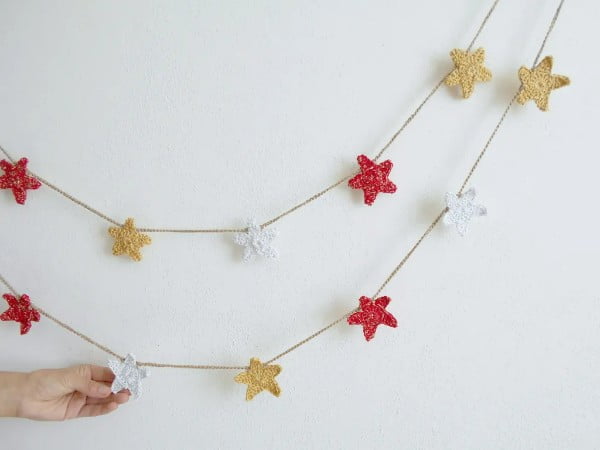 Crocheted Christams garland with red, white, and gold stars.