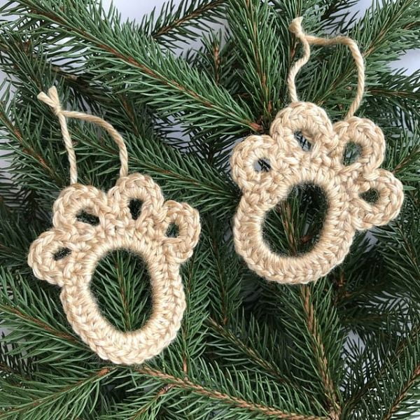 easy-crochet-paw-print-christmas-ornament