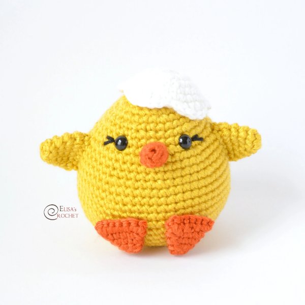 A crochet chick with an eggshell hat.
