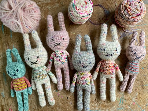 Six simple crochet bunny rabbits.