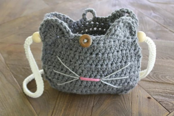 A crochet cat purse.