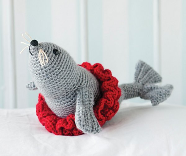 A crochet sea and a red ring.
