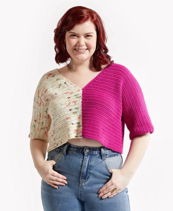 Two-tone bright crochet t-shirt.
