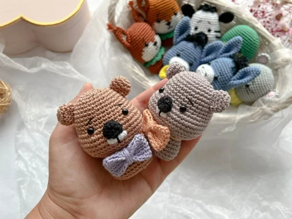 A crochet beaver with a bow tie.