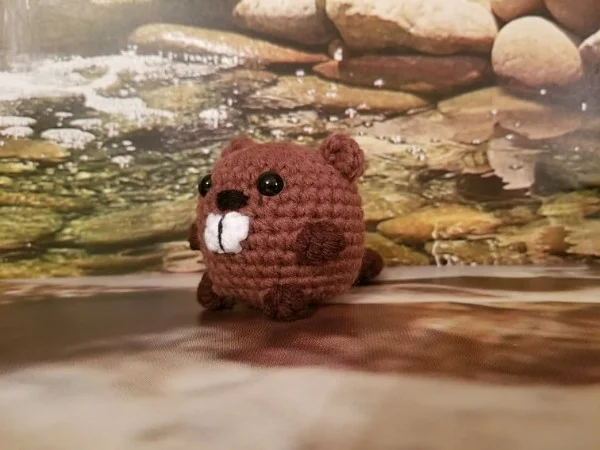 Crochet beaver with big teeth.