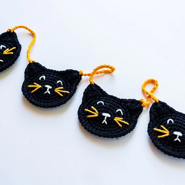 A crochet black cat halloween garland.