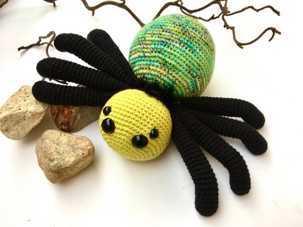 A chunky cochet spider with a green body and a yellow head.