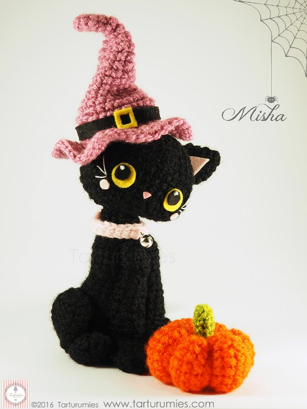A black crocht cat with a witches hat.