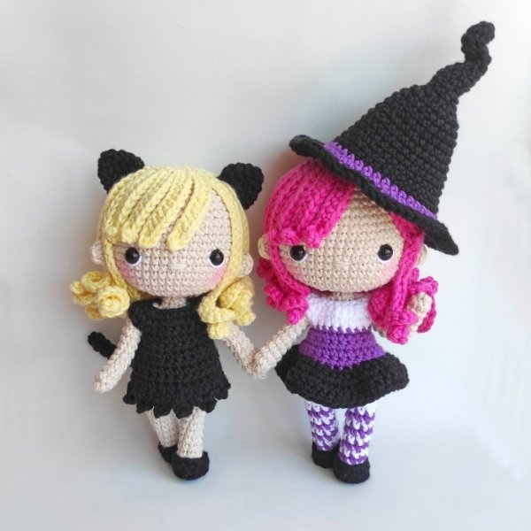 two little crochet dolls for Halloween.