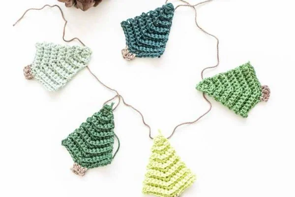 Crochet Christmas tree garland with ridged stitches.
