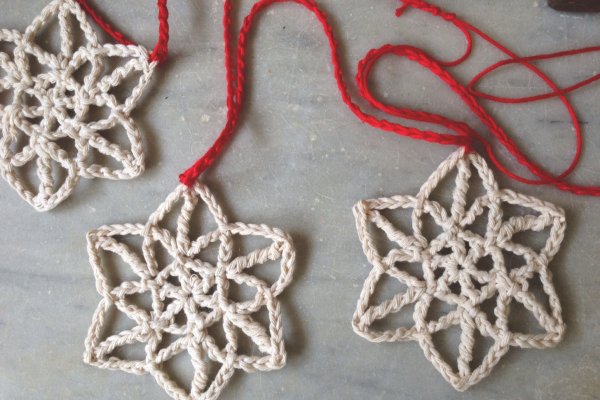 A red and white crochet snowflake garland.