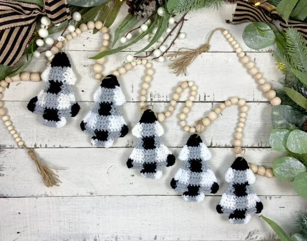 Black and white plaid crochet Christmas tree garland with wooden beads.