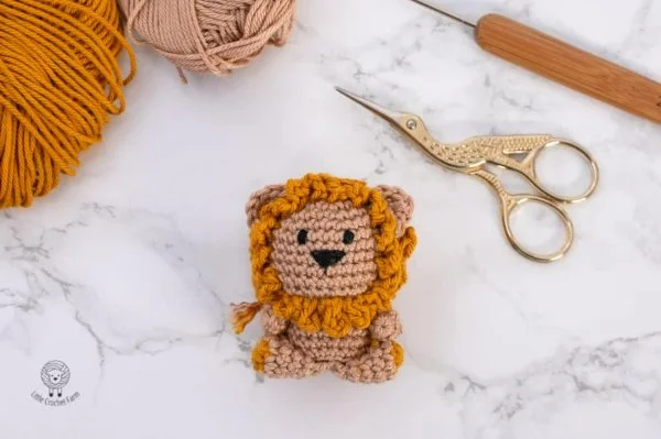 A miniature amigurumi lion toy.