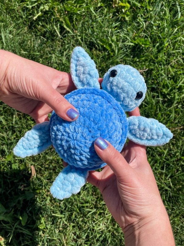 A blue, no sew crochet turtle.
