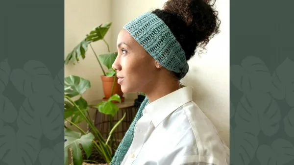 A woman wearing a long crochet hair scraf as a head wrap.