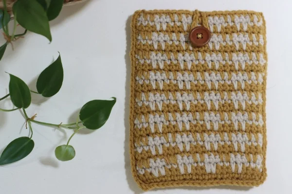 A close-up view of a crochet kindle sleeve.