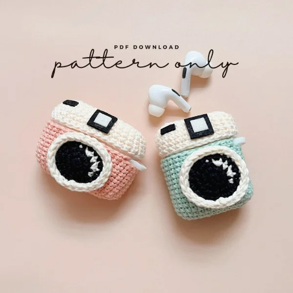 Camera shaped crochet AirPods Pro case and AirPods 1/2 case.