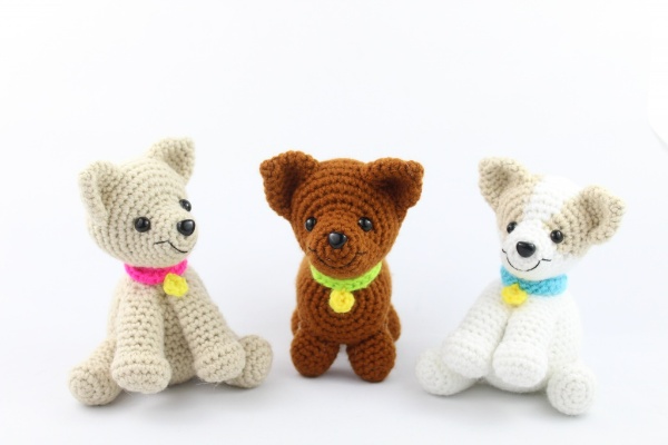 Three crochet Chihuahuas in different colours.