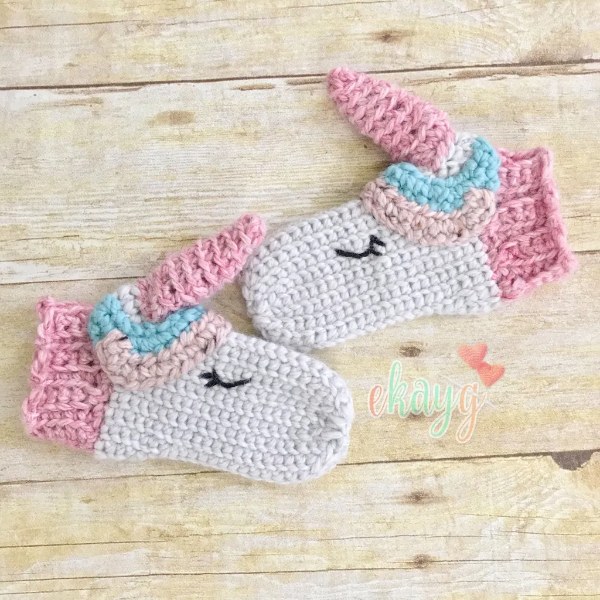 Children's unicorn-themed crochet mittens.