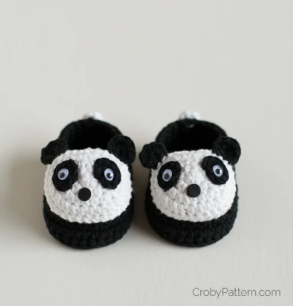 Panda-themed crochet baby shoes.