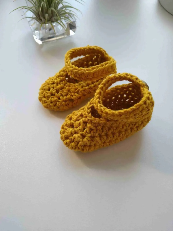 Mustard yellow crochet baby shoes.