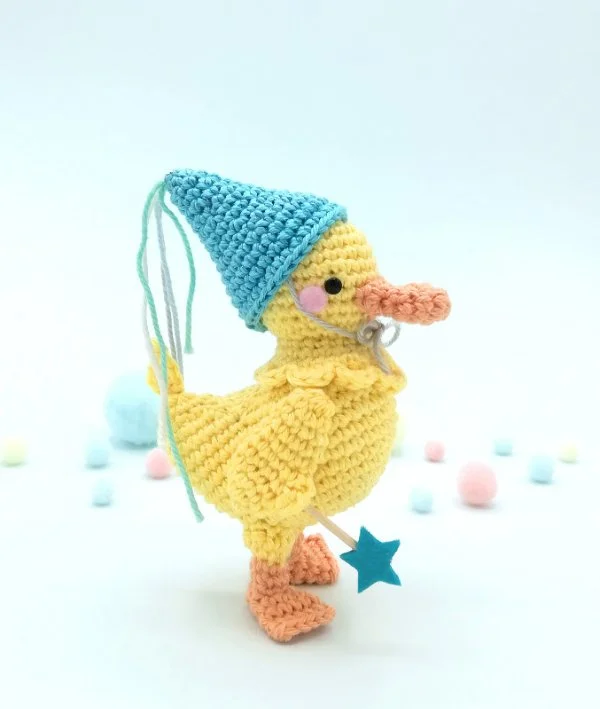 A realistic-shapred crochet duckling.