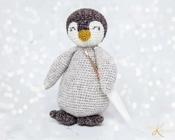 An adorable crochet penguin amigurumi.