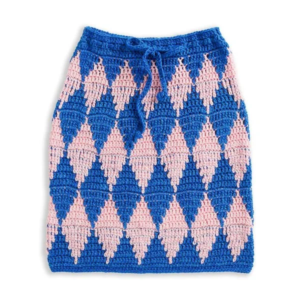 A graphic crocht skirt woked in the waterfall crochet technique.