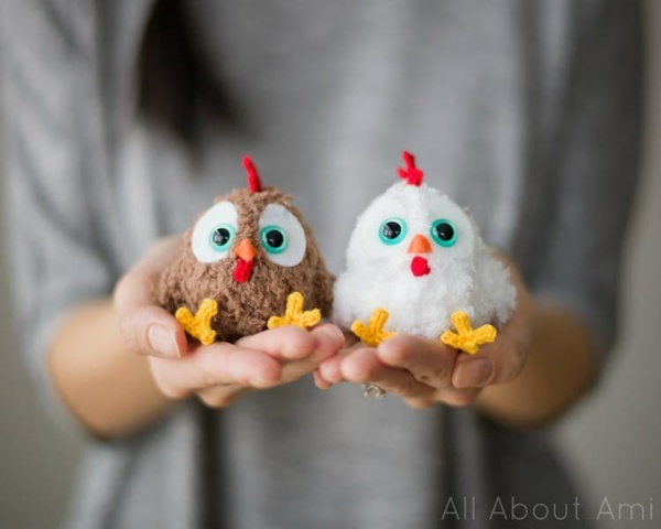 Fluffy, cartoon-style crochet rooster amiguruims.