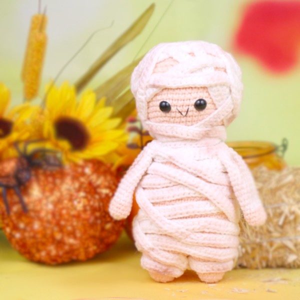 Crochet mummy amigurumi.