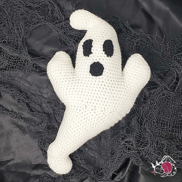 A crochet ghost plushie toy.