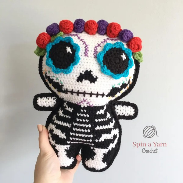 A sugar skull amigurumi.