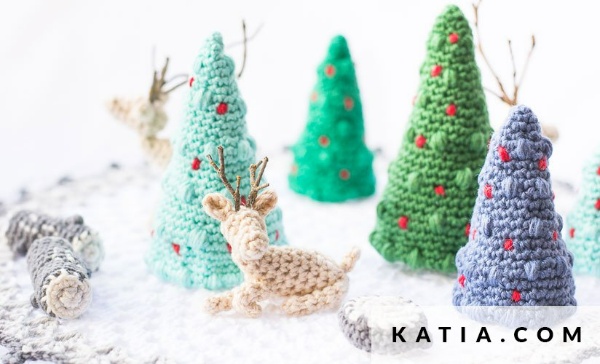 A crochet Christmas tree micro world.