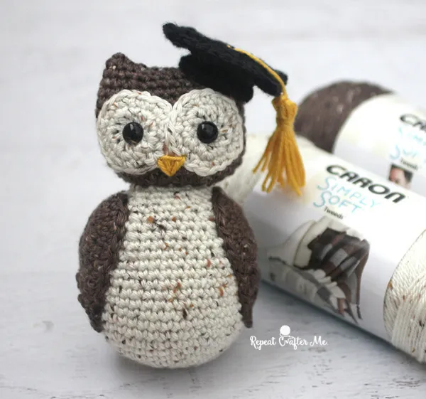 A brown crochet owl wearing a graduation cap.