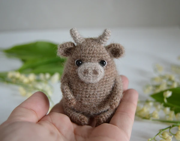 A tiny crochet cow pattern with horns.